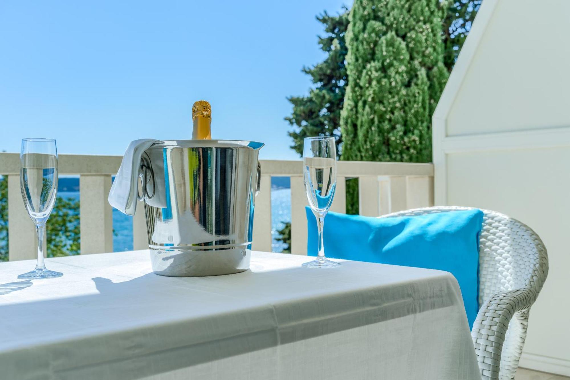Hotel Riva With Swimming Pool