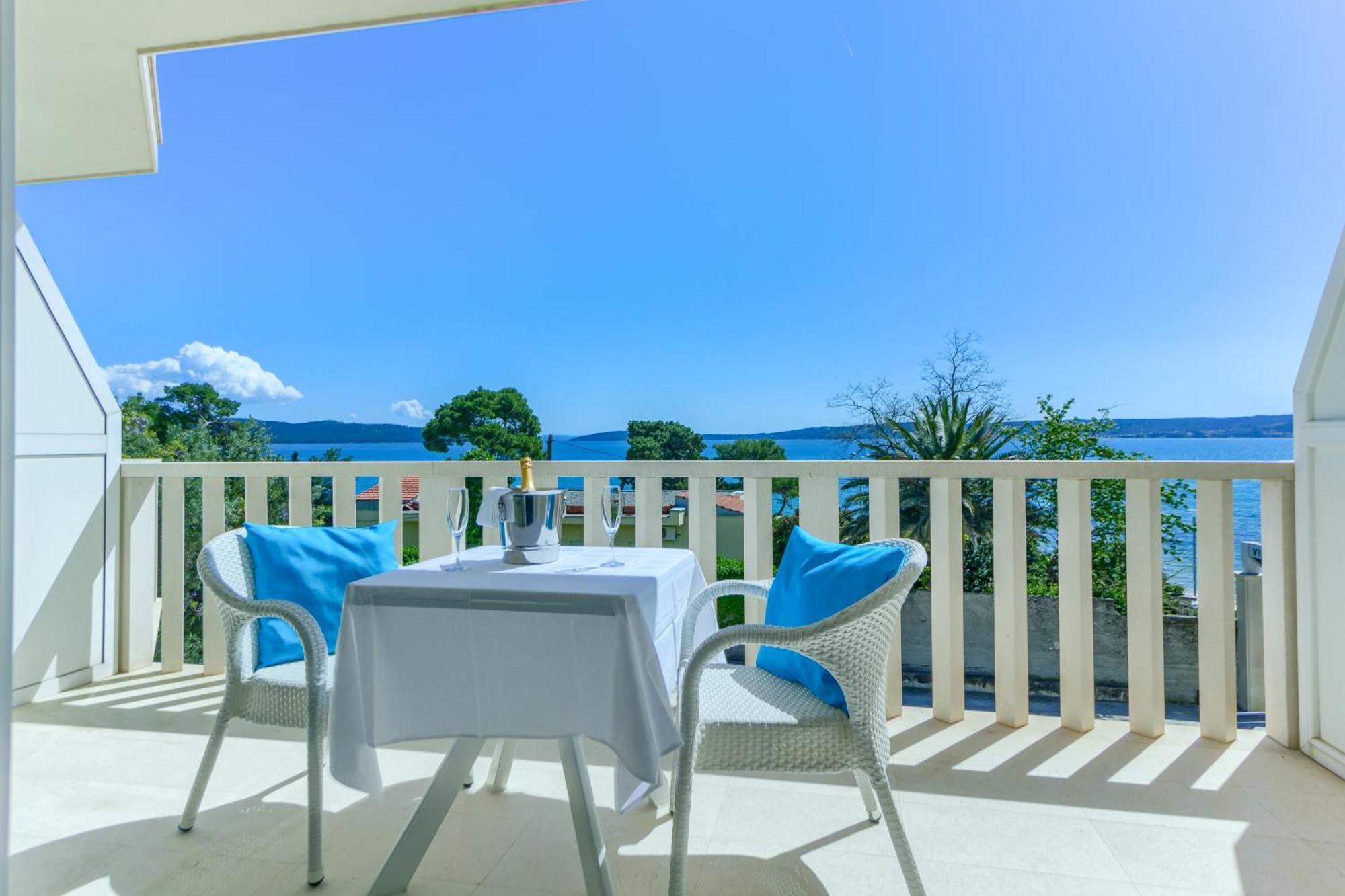 Riva With Swimming Pool Hotel