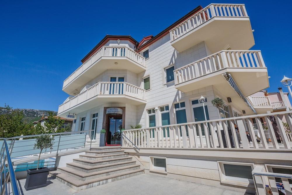 Riva With Swimming Pool 4*