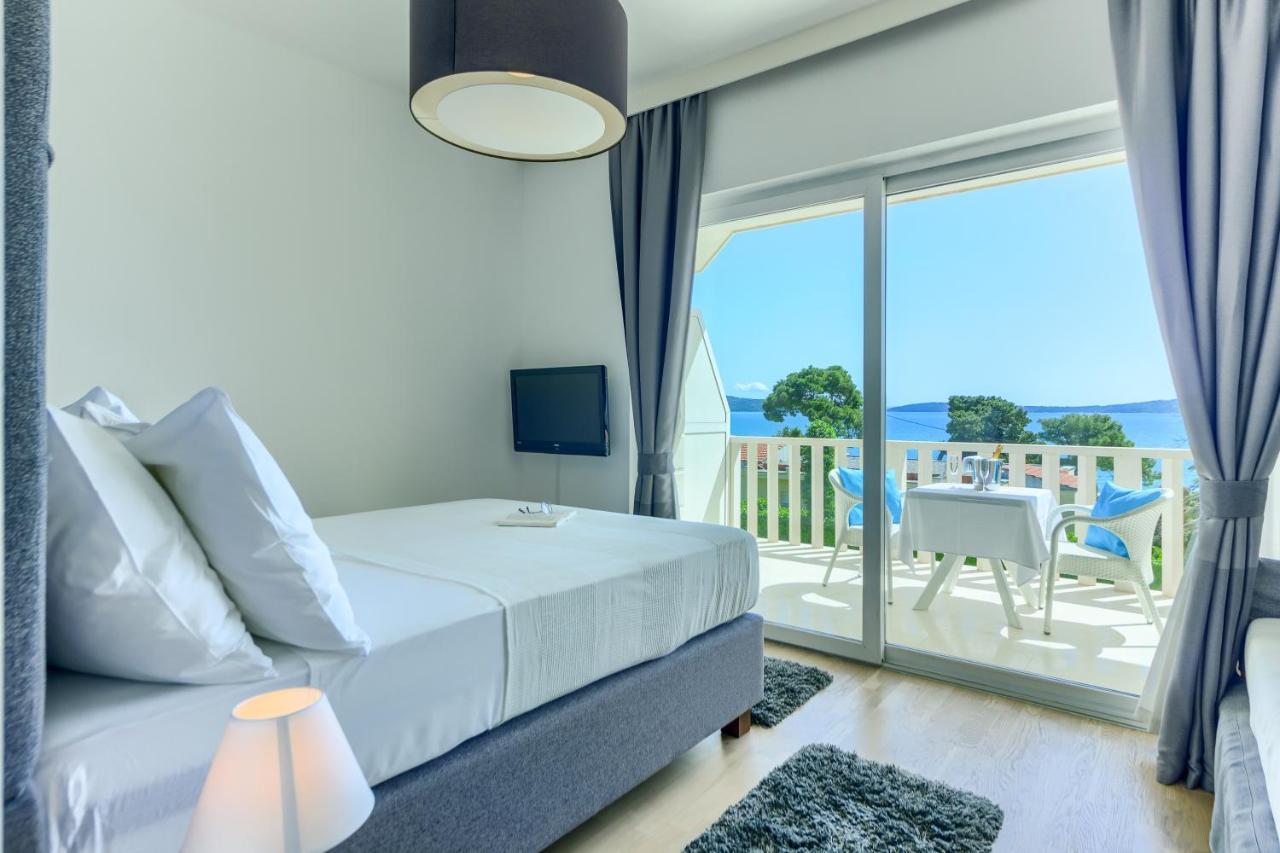 Riva With Swimming Pool 4*