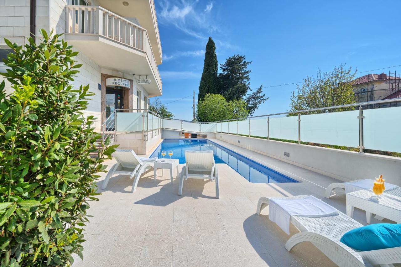 Riva With Swimming Pool Hotel