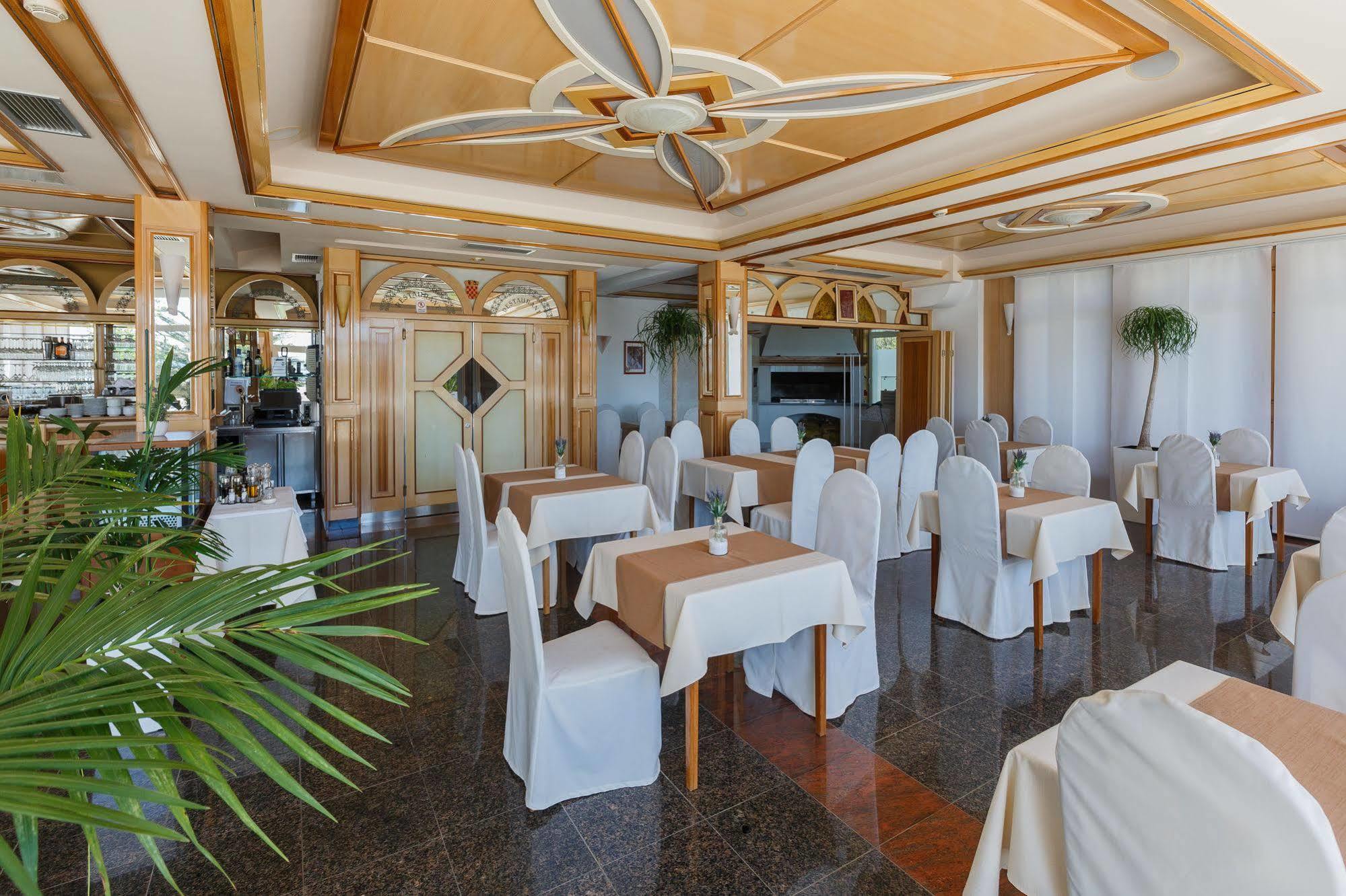 Riva With Swimming Pool 4*